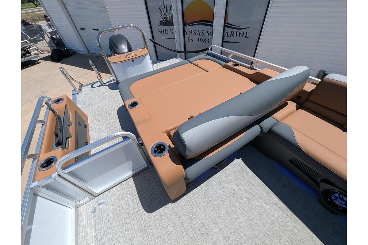 2026 Avalon 25E85 LSZ Versatile Rear Bench Windshield Tritoon