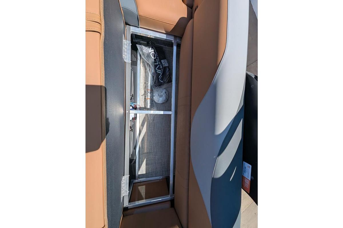 2026 Avalon 25E85 LSZ Versatile Rear Bench Windshield Tritoon