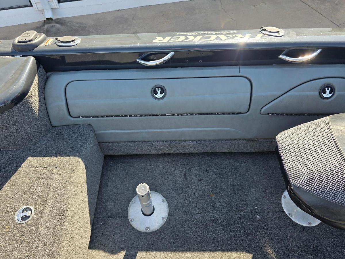Used 2007 Tracker Tundra 18