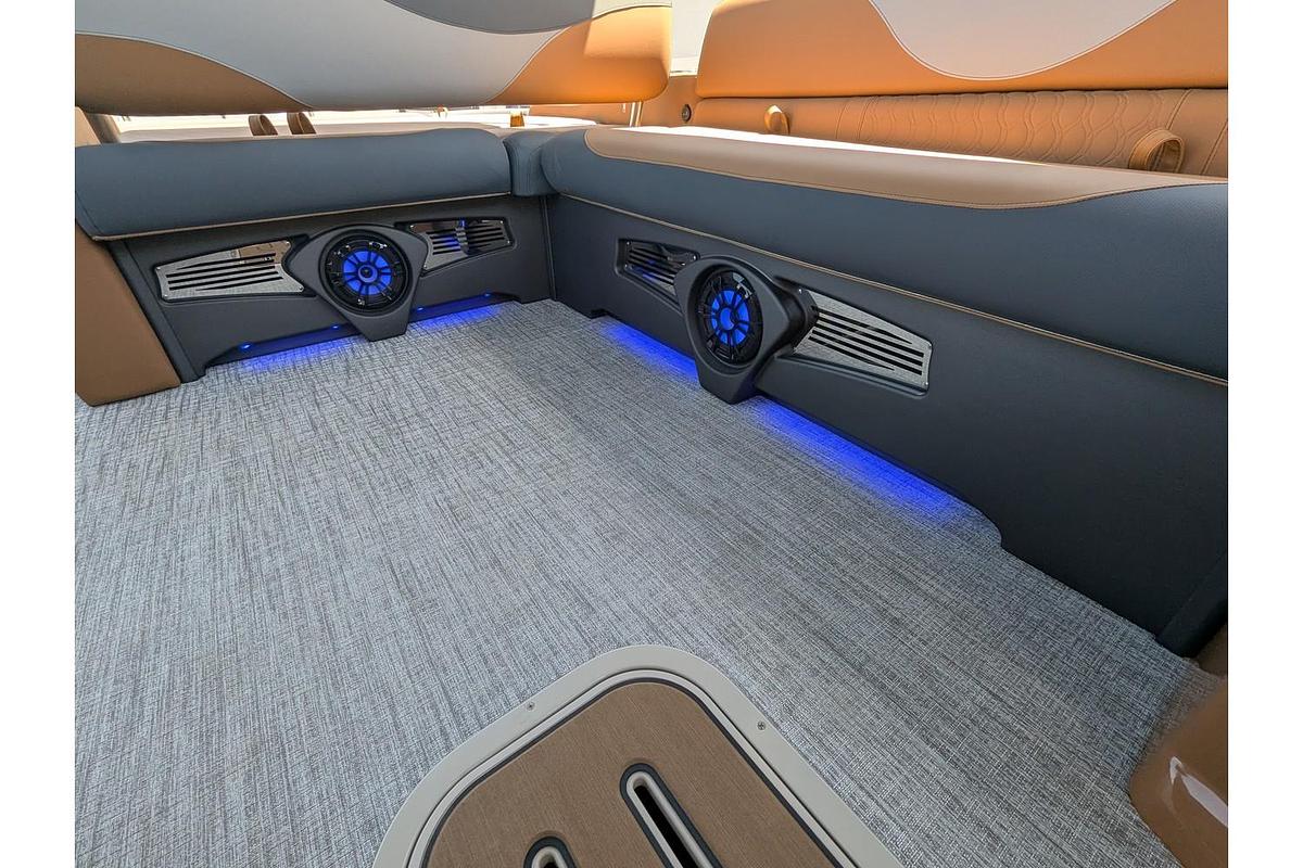 2026 Avalon 25E85 LSZ Versatile Rear Bench Windshield Tritoon