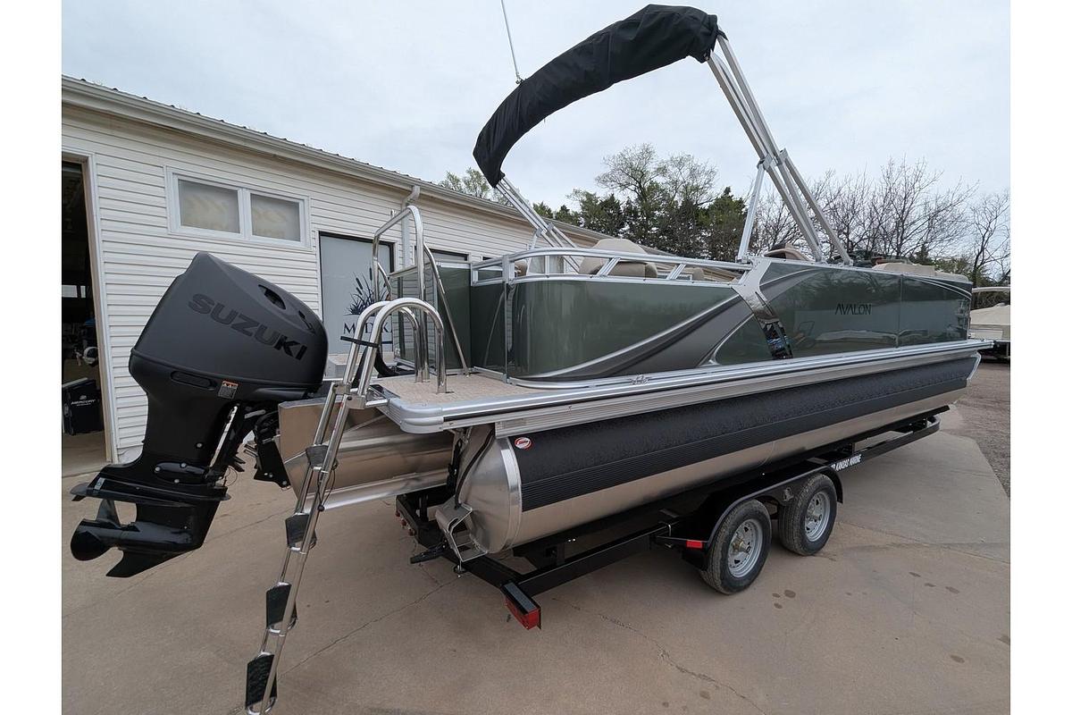 2026 Avalon 2385 LSZ Rear Fish