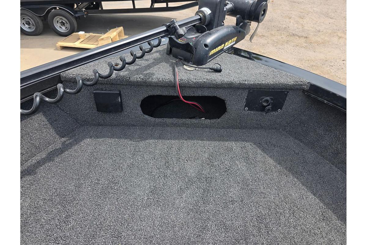 Used 2014 Lowe Fishing Machine 17