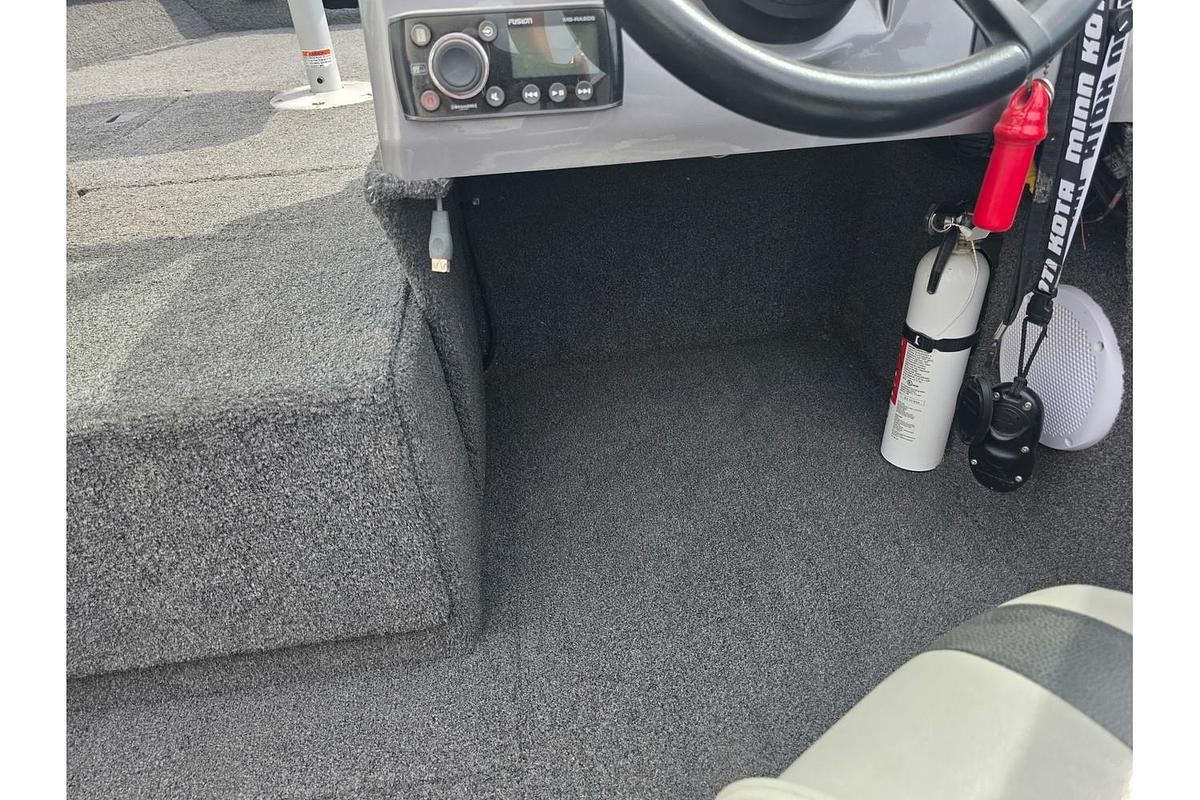 Used 2014 Lowe Fishing Machine 17