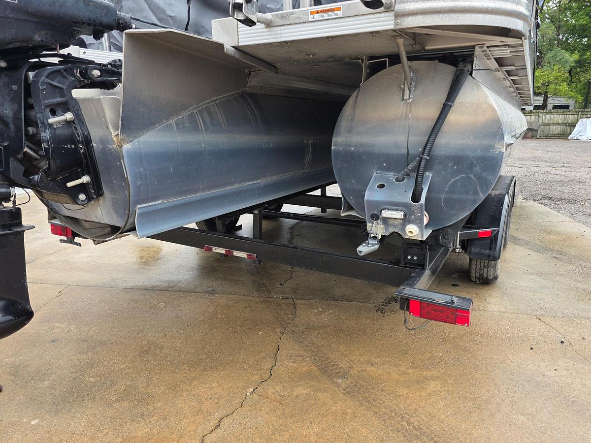Used 2019 Avalon 2385 Catalina Rear Fish