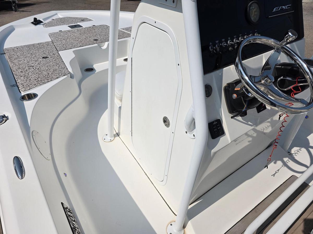 Used 2019 Epic Boats 22 Bay