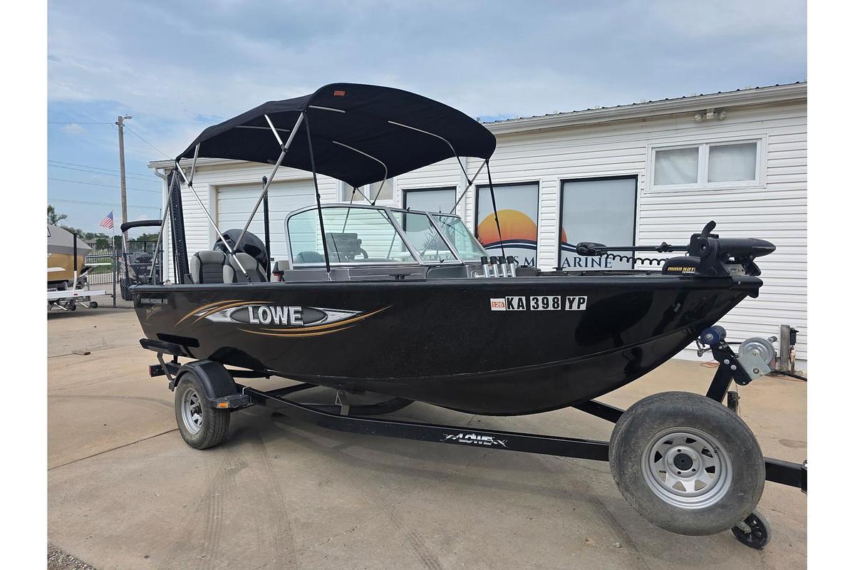 Used 2014 Lowe Fishing Machine 17