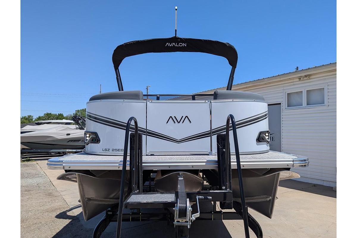 2026 Avalon 25E85 LSZ Versatile Rear Bench Windshield Tritoon