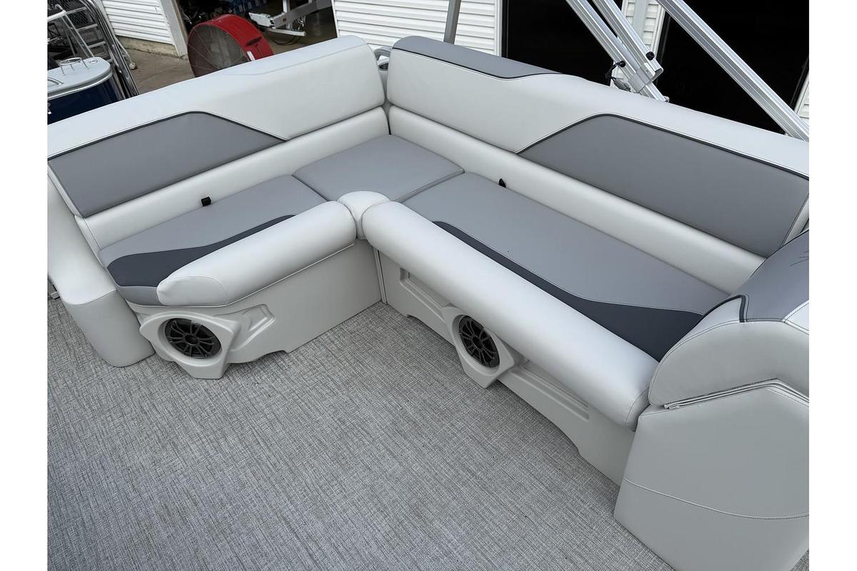 2026 Avalon 2385 Venture 85 Cruise Rear Bench
