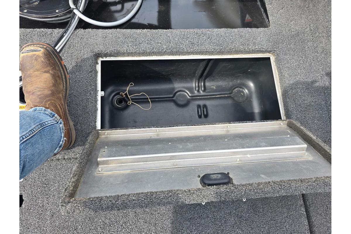 Used 2014 Lowe Fishing Machine 17