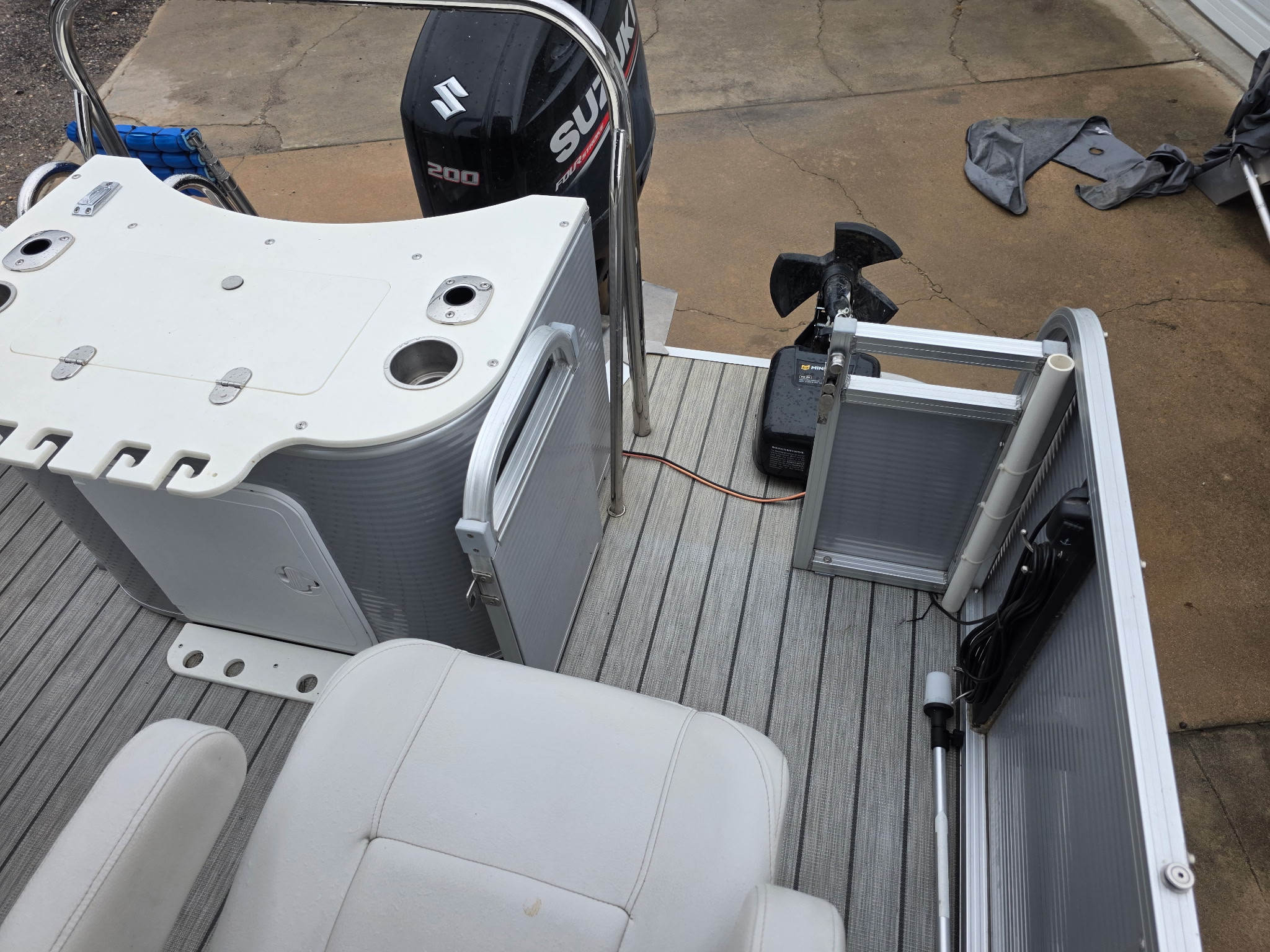 Used 2019 Avalon 2385 Catalina Rear Fish