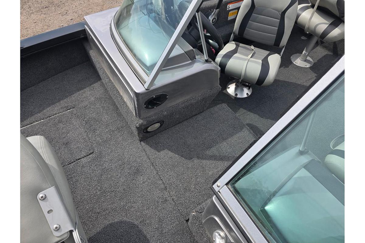 Used 2014 Lowe Fishing Machine 17