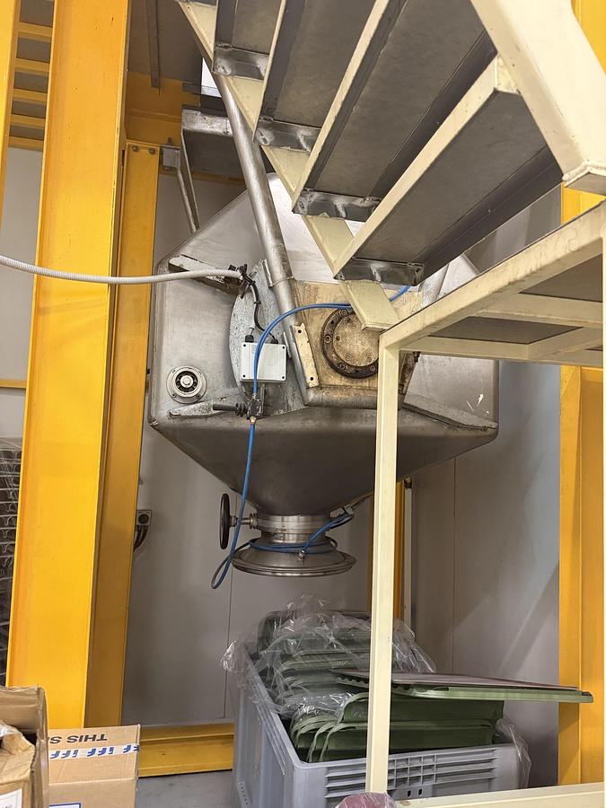 Used Unknown Platfrom with one tonne blender