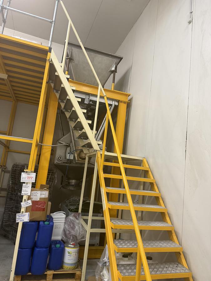 Used Unknown Platfrom with one tonne blender