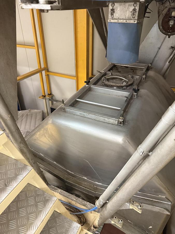 Used Unknown Platfrom with one tonne blender