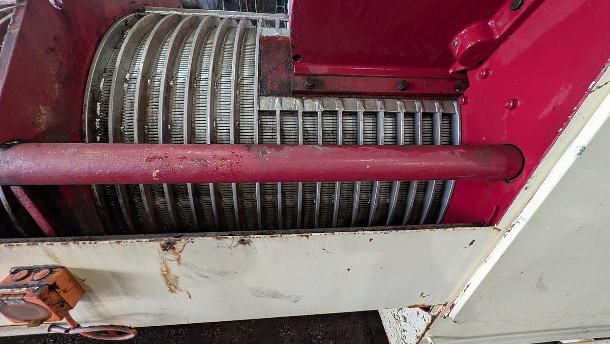 Used MARZOLA KANGURO - 1000 PROGRESSIVE DRAINING GRAPE PRESS