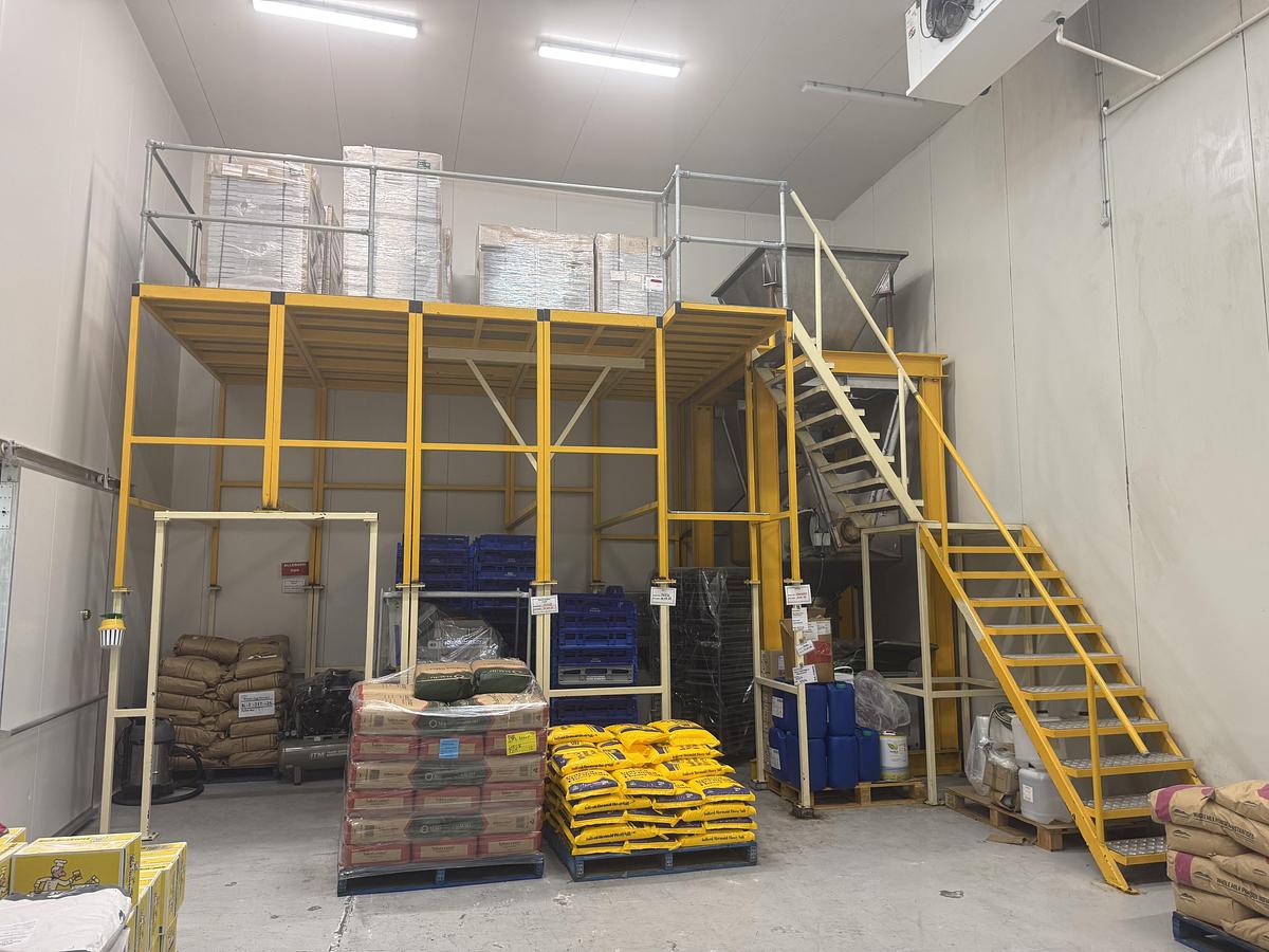 Used Unknown Platfrom with one tonne blender