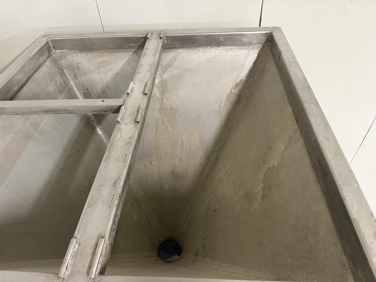 Used Unknown Platfrom with one tonne blender