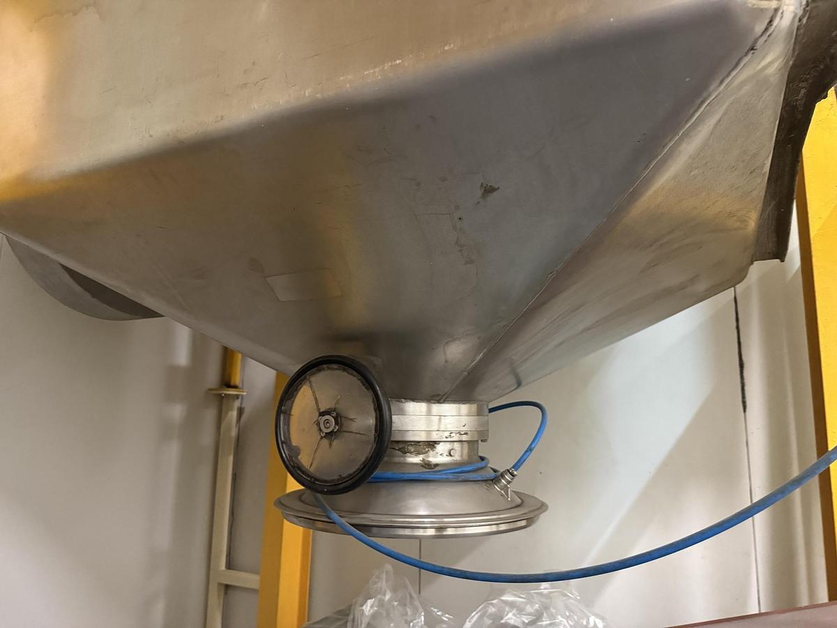 Used Unknown Platfrom with one tonne blender