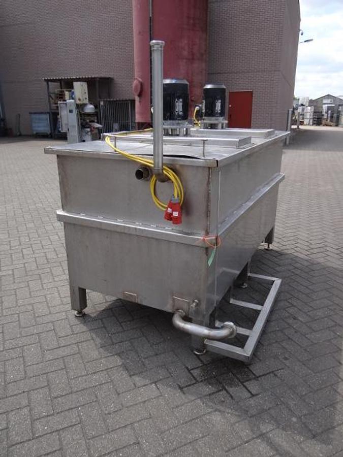 Gebruikt Brine mixing tank with double agitator