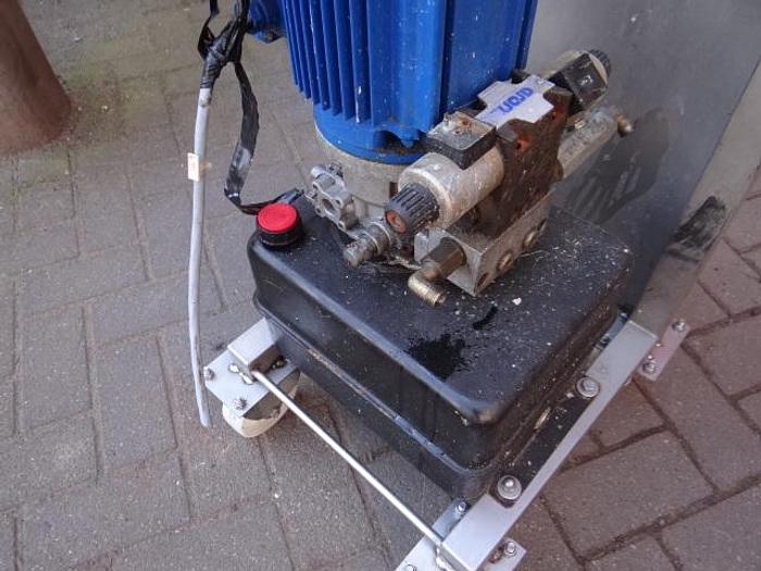 Used Staal hefplateau met verrijdbare hydro unit