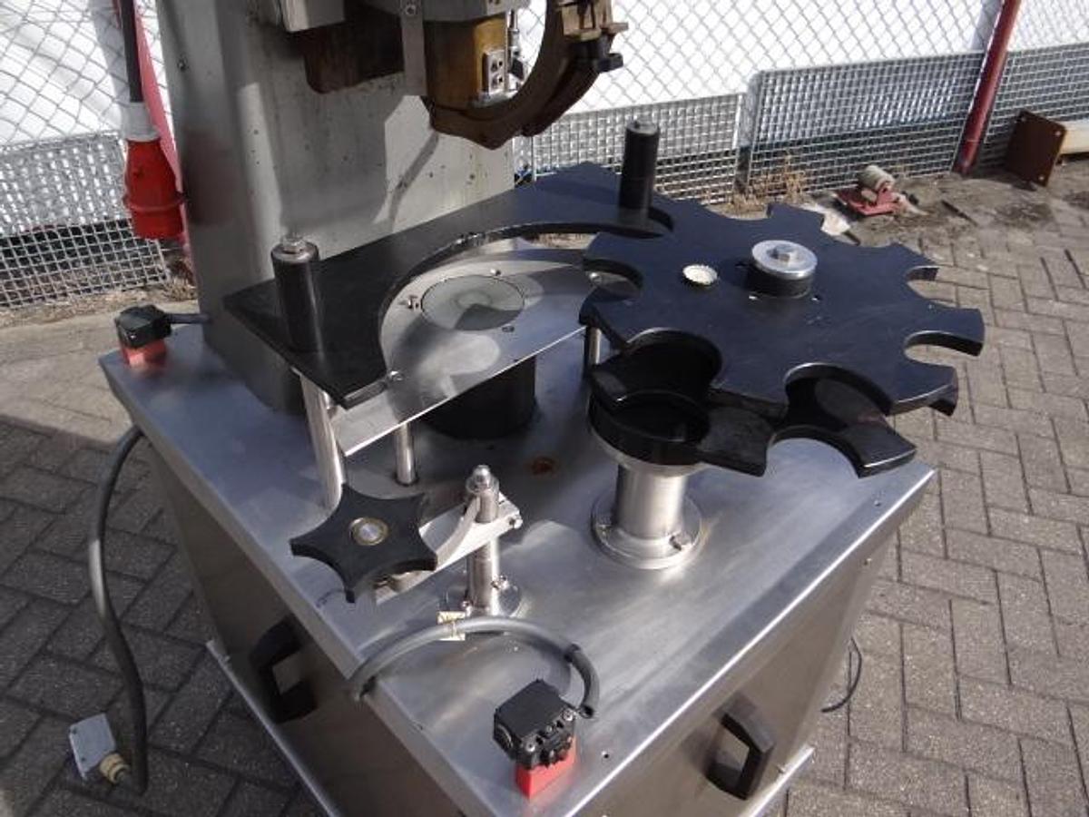 Gebruikt 1 station crowncorker