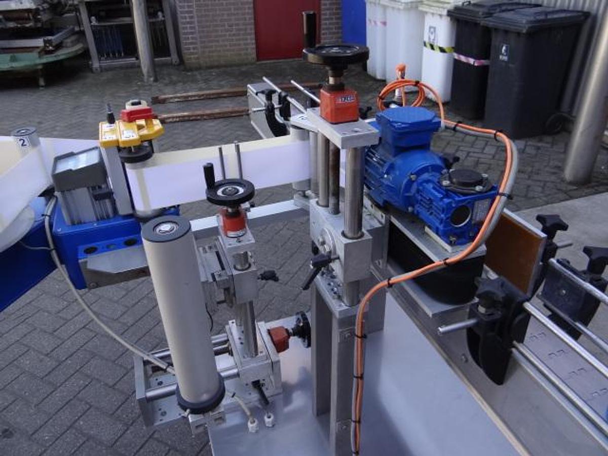 Gebruikt Automatic selfadhesive labeler spot or wrap around