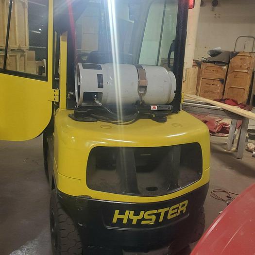 Used 6,000 POUND HYSTER 60XT PNEUMATIC TIRE FORKLIFT 2018 SIDE SHIFT AND FORK POSITIONER