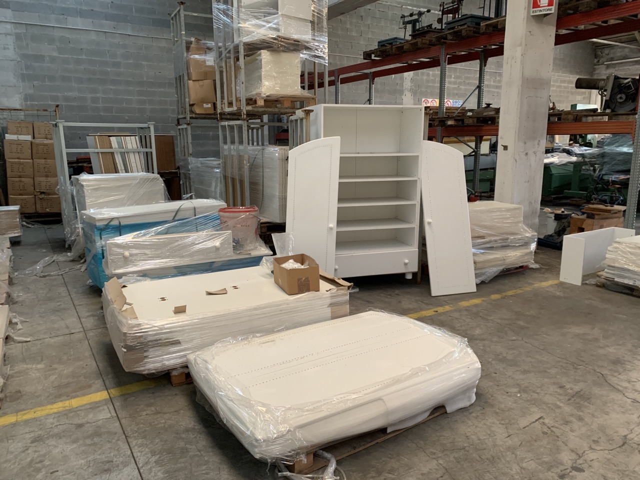 Usato Magazzino completo di una fabbrica di produzione lettini di alta qualità