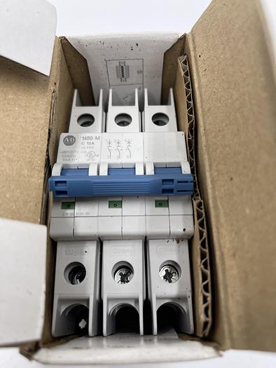 Allen-Bradley 1489-M3C100 Ser D
