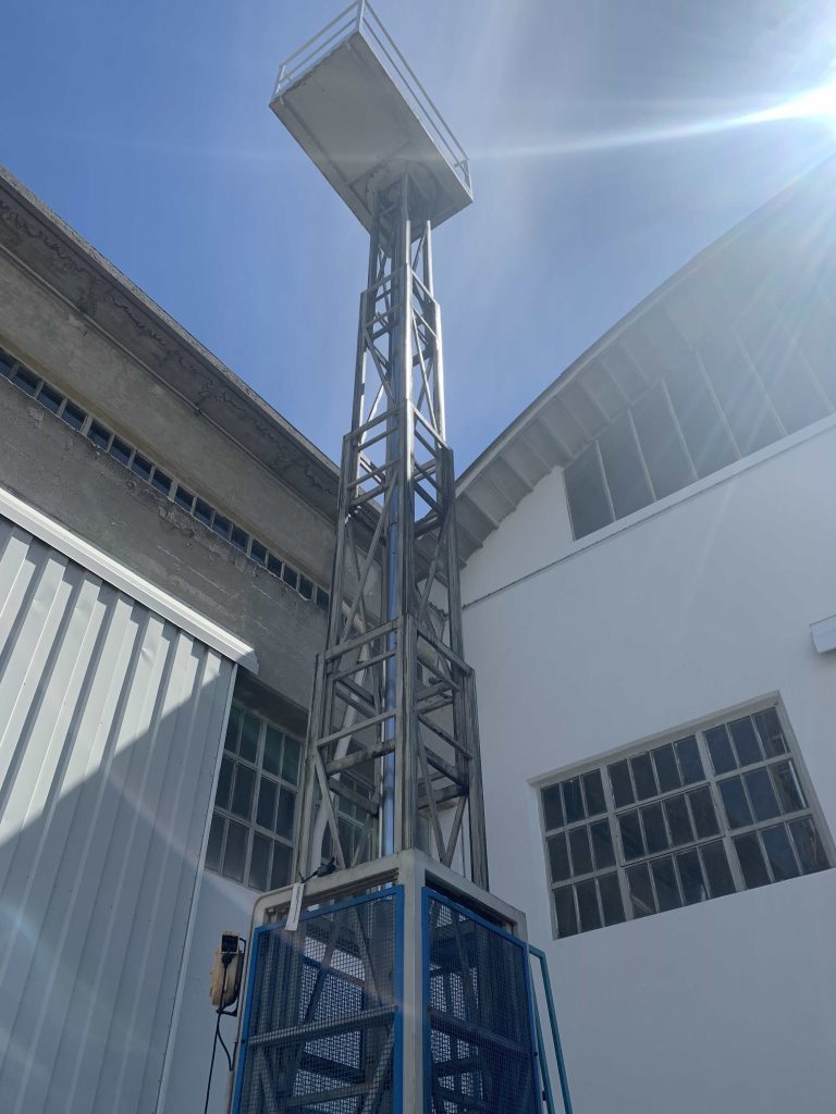 Usato Piattaforma idraulica di sollevamento per operatore, portata Kg. 200