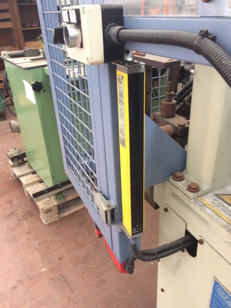 Usato 2000 Fustellatrice per scocche in multistrato