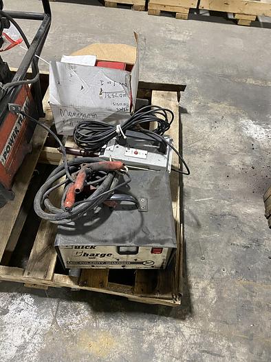 Used QUICK CHARGE NO POLARITY CHARGER