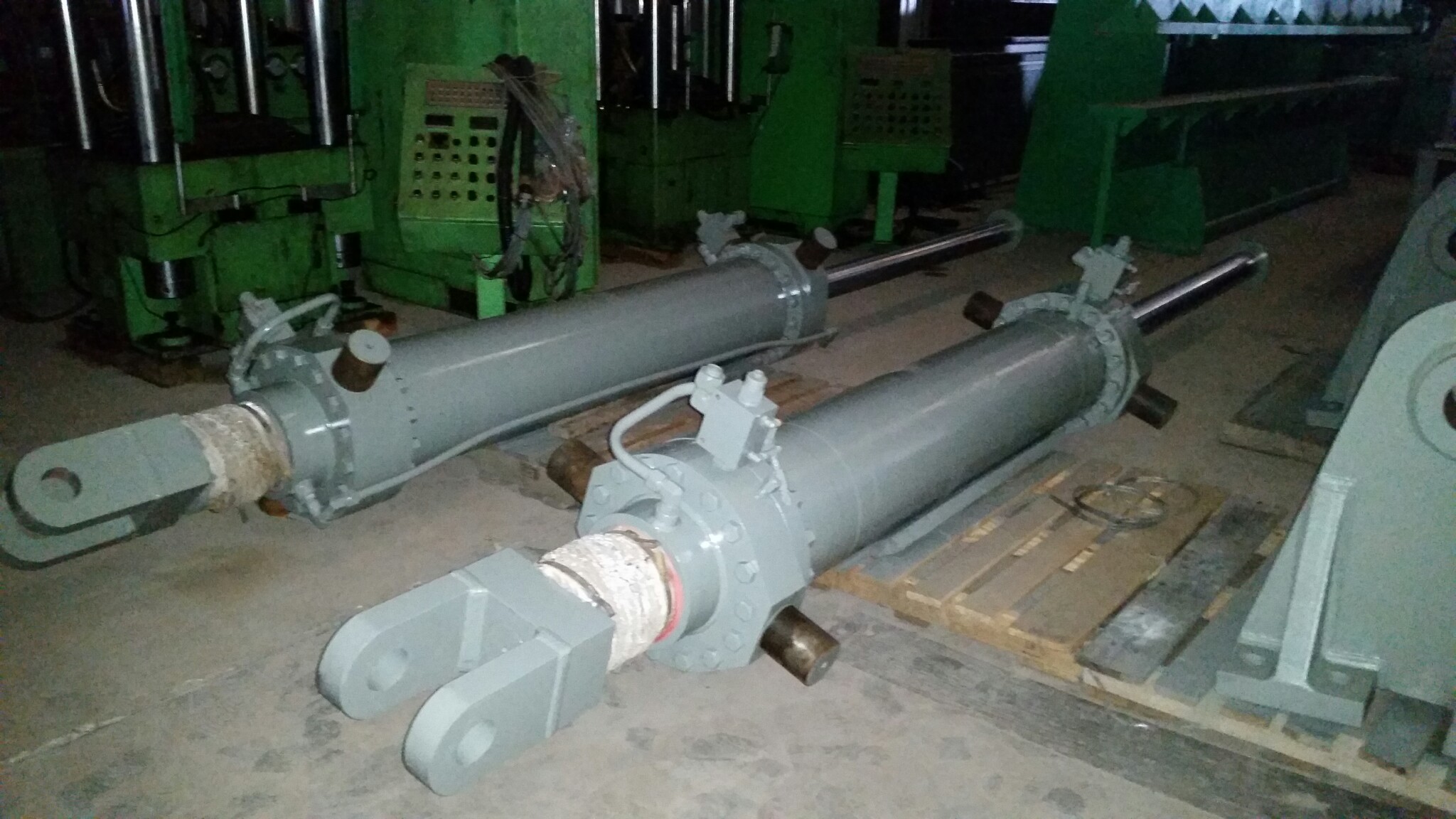Used Double-Ended Hydraulic Cylinder