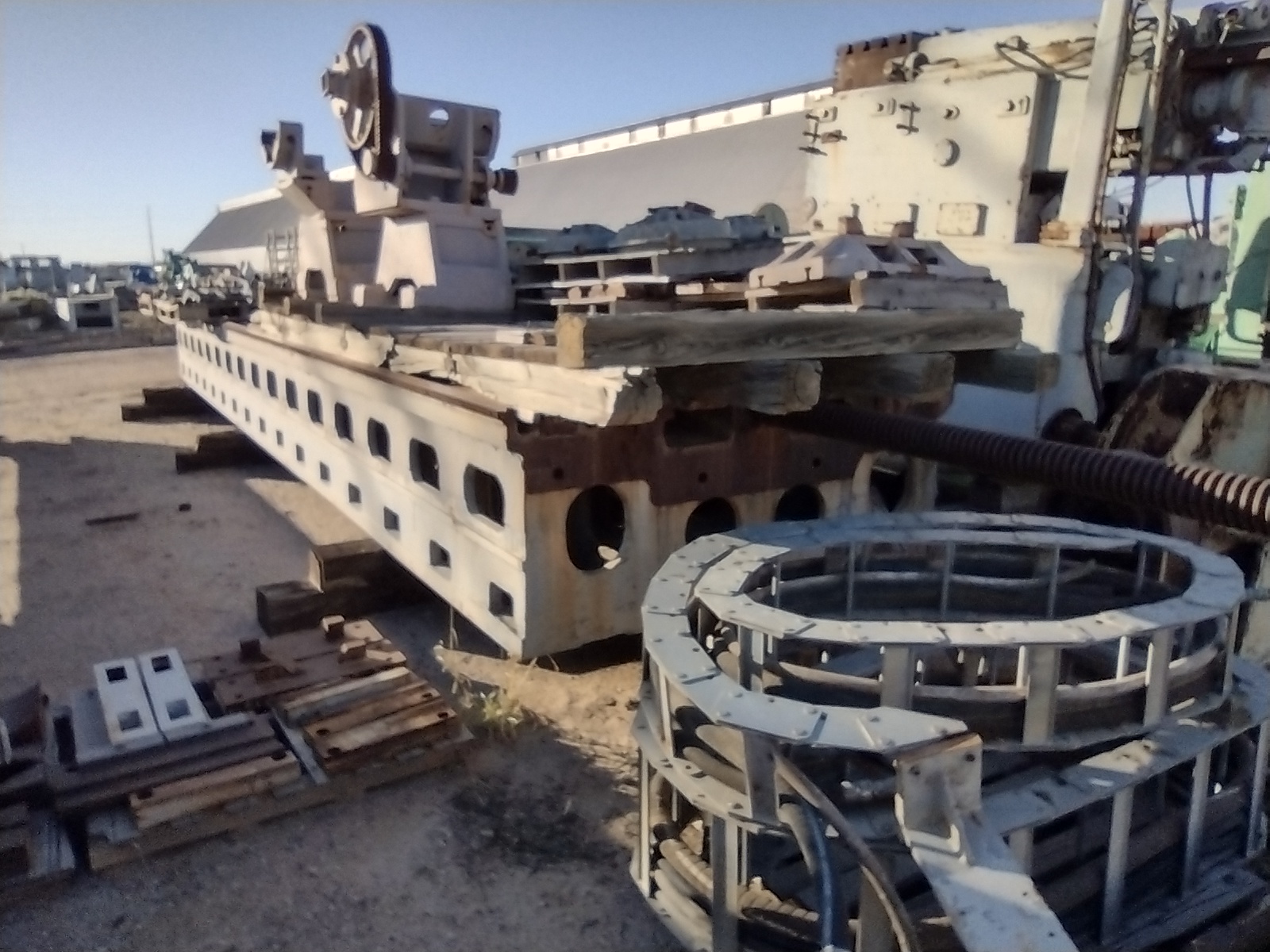 Used 50"/63" x 376" FARREL Model 69 A 4895 TRAVELING-HEAD ROLL GRINDER