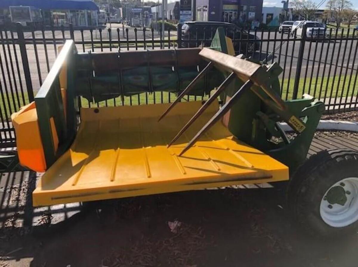 Used Hustler Chainless X5000 double bale feeder