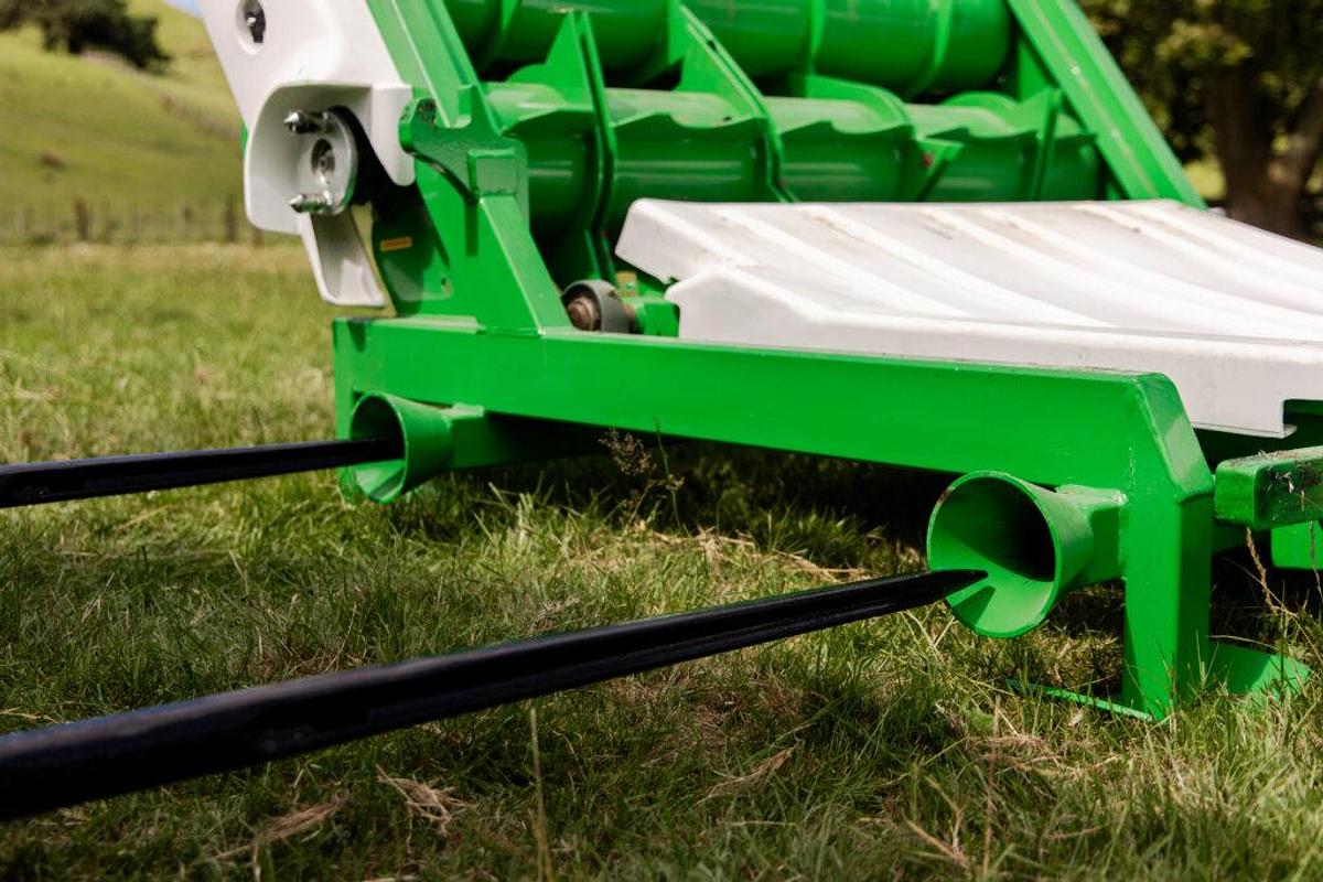 Chainless 2000 Round & Square Bale Feeder