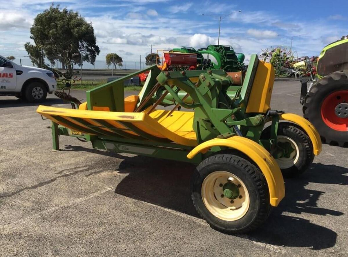 Used Hustler Chainless X5000 double bale feeder