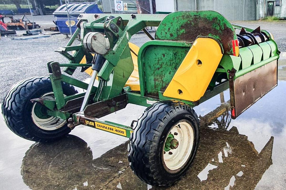 Used Hustler Chainless 4000 Trailed 2 bale feeder