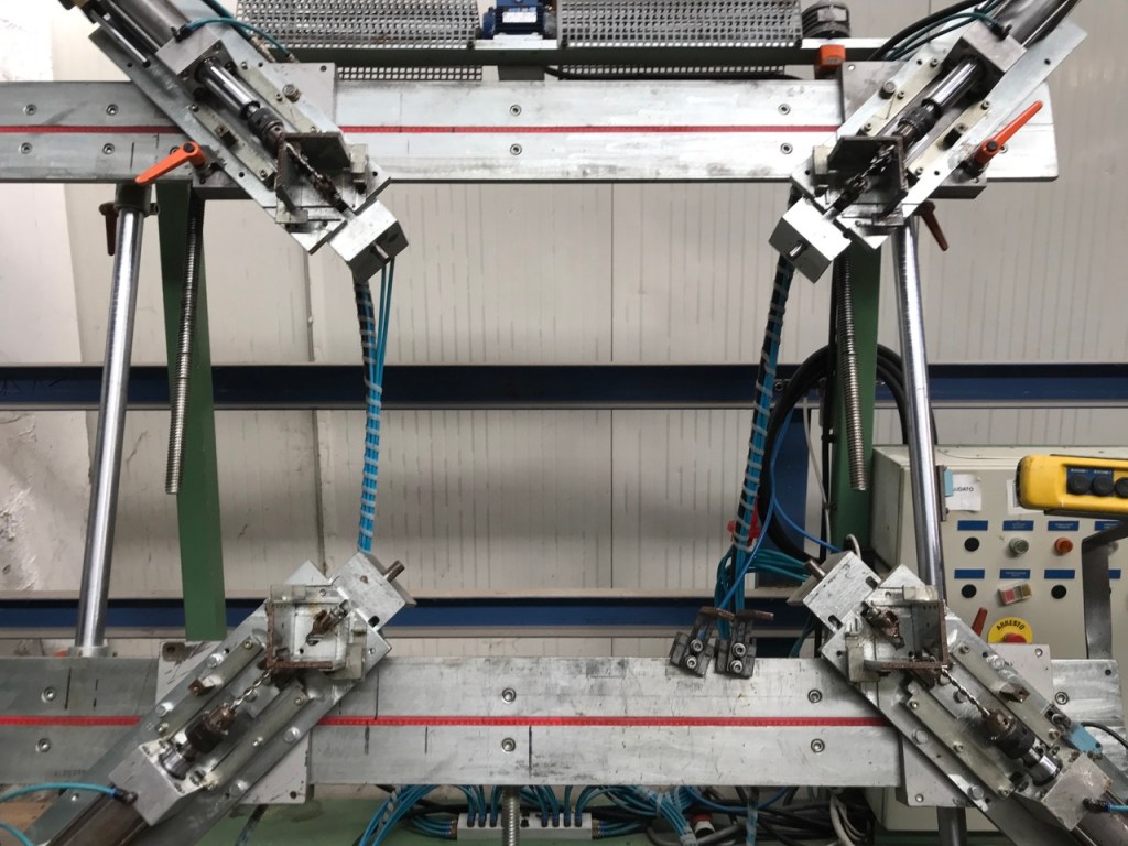 Usato Foratrice per angoli a 4 teste marca OMA