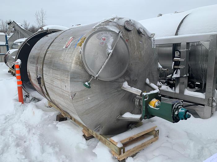 Used USED 950 GALLON STAINLESS STEEL MIX TANK, WITH LIGHTNIN AIR MIXER