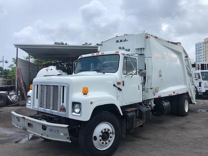 2002 INTERNATIONAL 2554 REAR LOADER GARBAGE TRUCK
