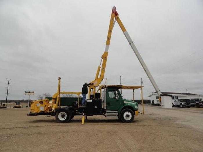 Used 2010 FREIGHTLINER BUSINESS CLASS M2 106