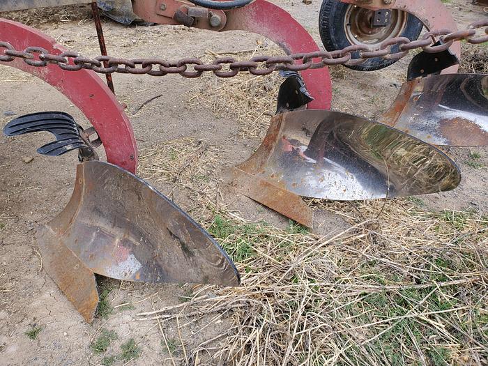 Used International 140 Plow w/ Hyd Reset - 5 Bottom