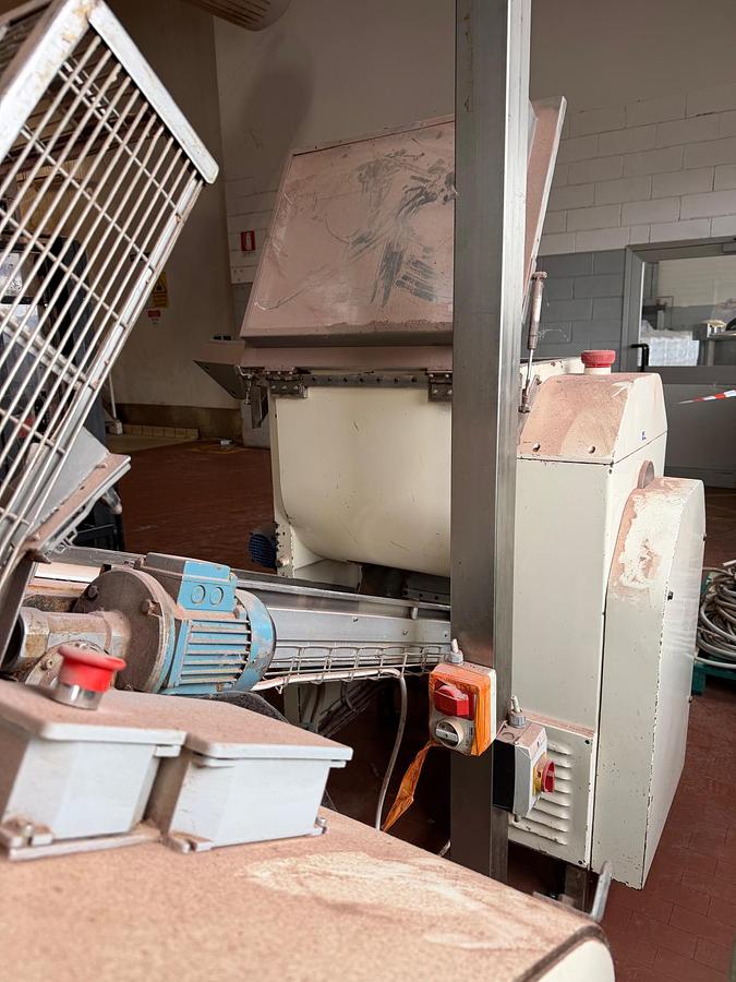 Usato Raffinatrice cioccolato alimentata da impastatrice a Zeta