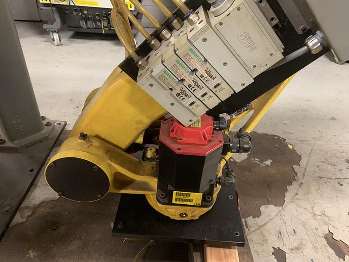 Used FANUC M410iB/160 PALLETIZING ROBOT WITH RJ3iB CONTROLLER 160KG X 3140 MM REACH