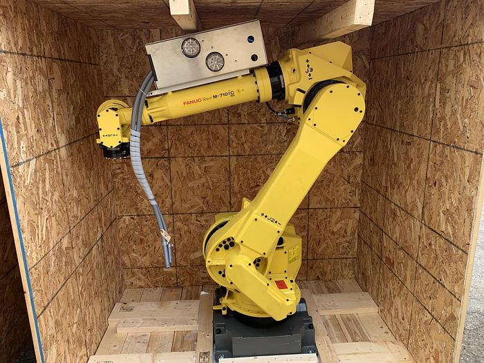 2012 FANUC M710iC/50 WITH RISER AND CONVEYOR SYSTEM APPEARS NEVER USED