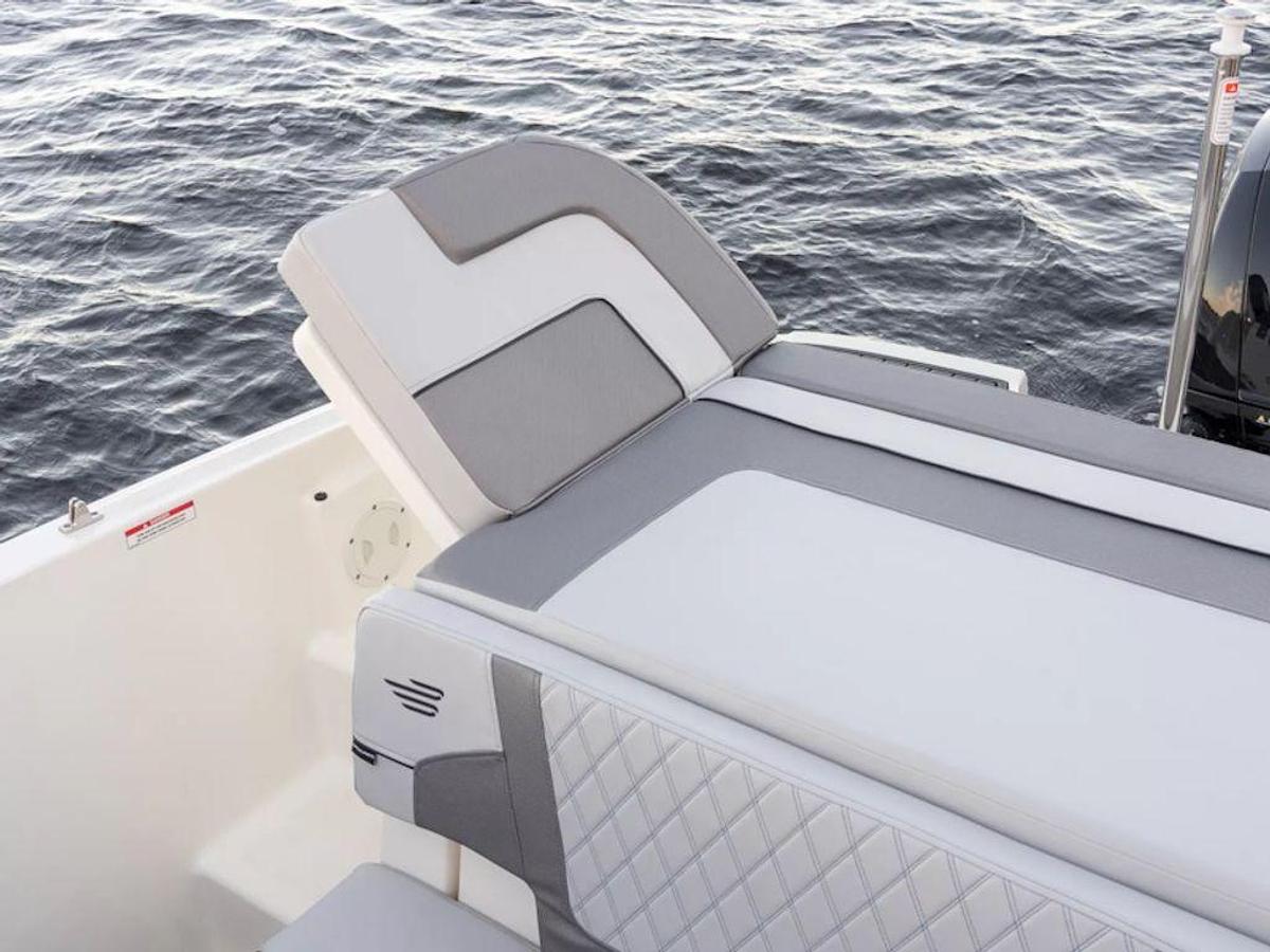 2025 Bayliner VR5 Bowrider - Outboard Base