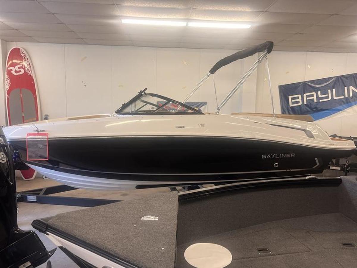 2024 Bayliner VR5 Bowrider