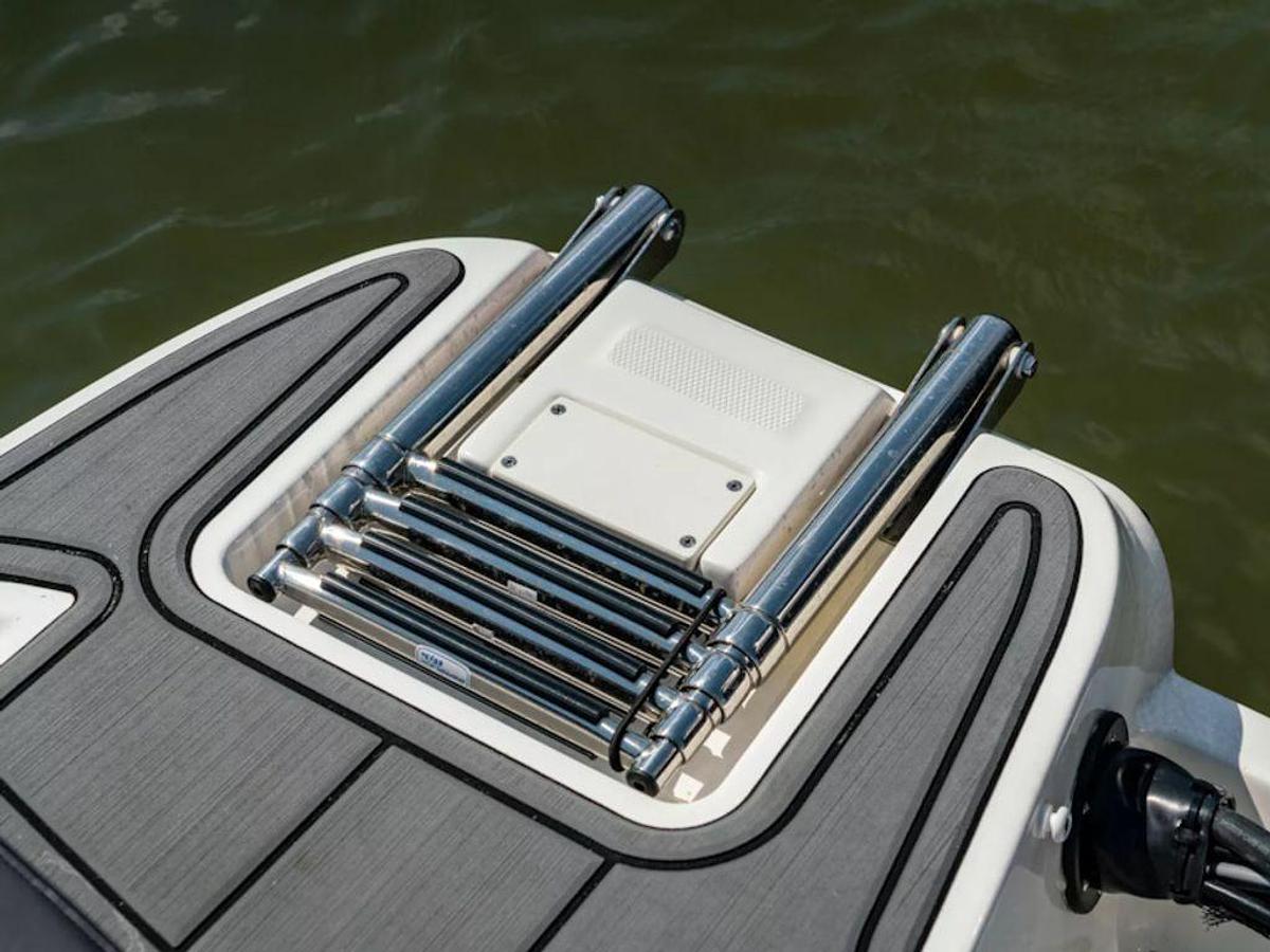 2025 Bayliner M19 Base