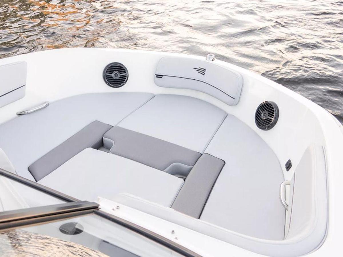 2025 Bayliner VR5 Bowrider - Outboard Base